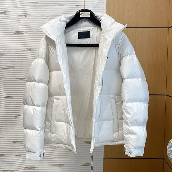 高級ブランドプラダ フード付 Re-Nylon ダウンジャケット フェイク puk94070